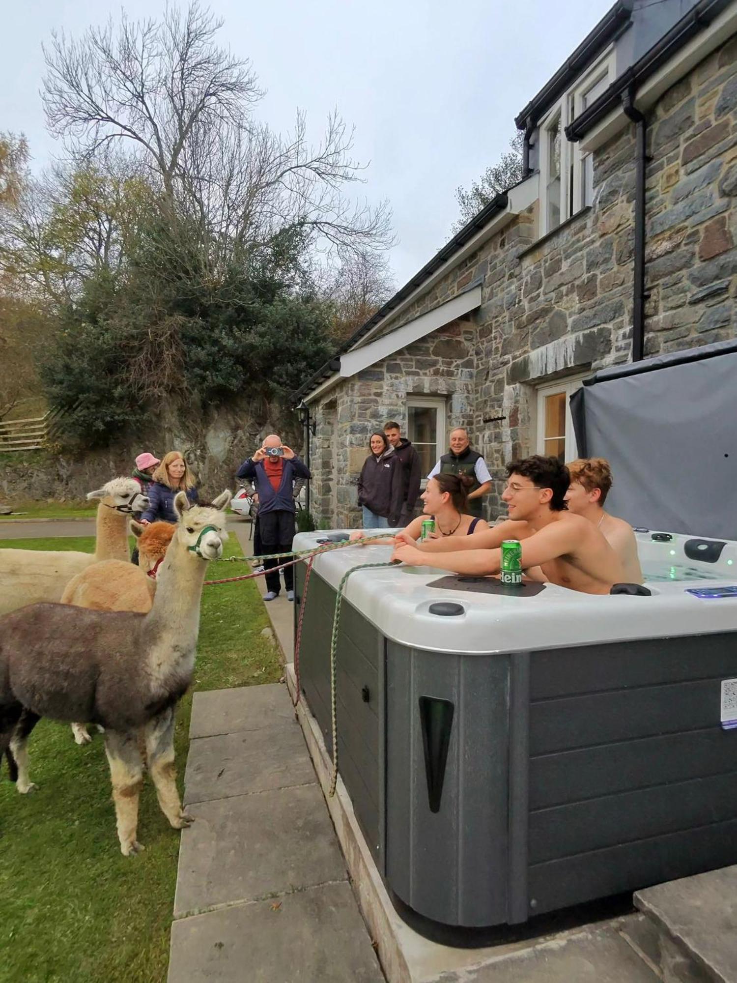 3 Bedroom Barn Conversion With Hot Tub-Garden View - Ty Cerrig Barn Corwen Exterior photo
